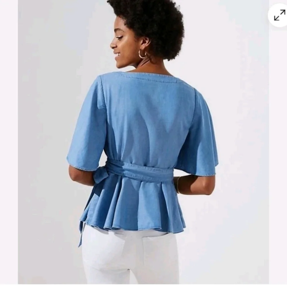 LOFT WOMEN'S BLUE CHAMBRAY WRAP PEPLUM FLOUNCY SLEEVES SIZE SMALL - Picture 2 of 4